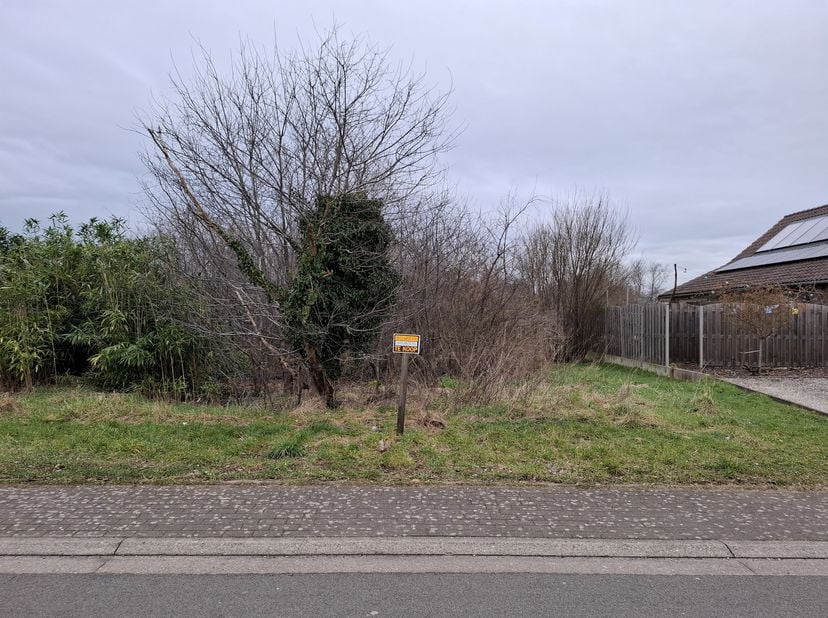 Bouwgrond van 679 m2 (lot 2) geschikt voor halfopen bebouwing.&lt;br /&gt;
Gelegen in een rustige straat (Slakkenstraat tussen huisnummer 68 en 72).&lt;br /&gt;
I